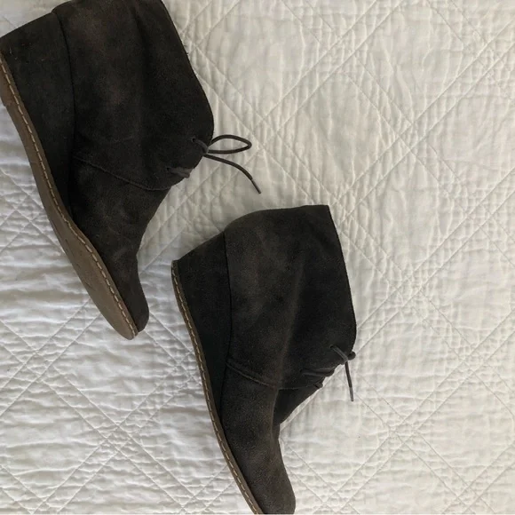 Great condition Franco Sarto Women’s Sz 9 Gray Suede Wedge Heel Lace-Up Booties - Picture 9 of 12